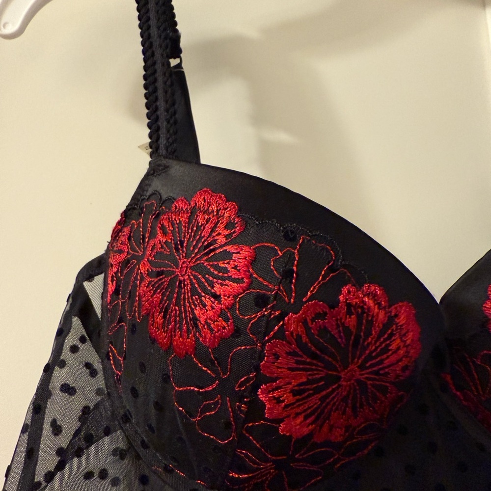 Etam Elegant Black and Red Floral Lace Bra-NWOT